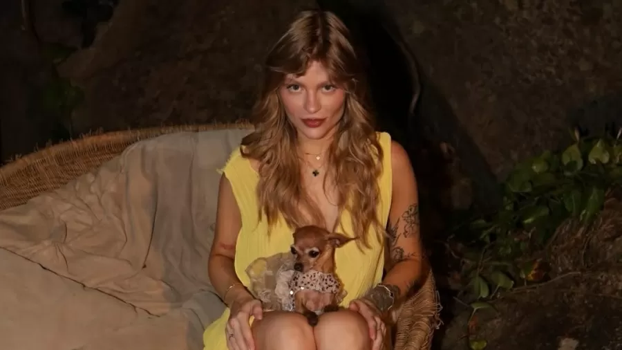 luisa-sonza-posou-com-as-cachorrinhas-e-o-namorado-1767439048400_v2_900x506.jpg.webp